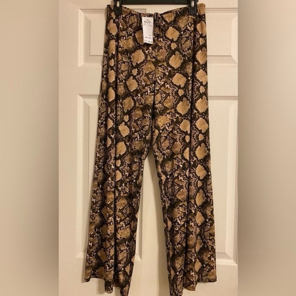NWT Jordan Taylor Brown/Tan/Snake Skin Top & Bottoms Size Med Retail
$119.98 - Picture 8 of 11